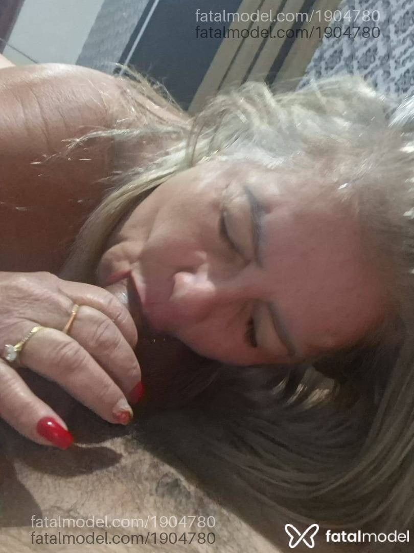 Acompanhante mulher com cabelo grisalho de olhos castanhos - POLACA GOIÂNIA