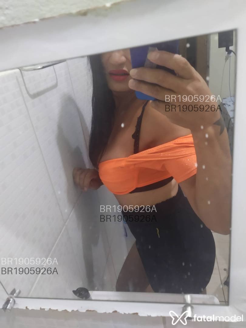 Acompanhante mulher trans com cabelo castanho de olhos pretos em Brasília - Larissa