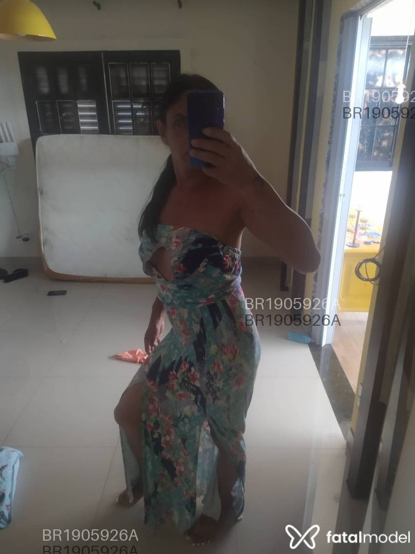 Acompanhante mulher trans com cabelo castanho de olhos pretos em Brasília - Larissa