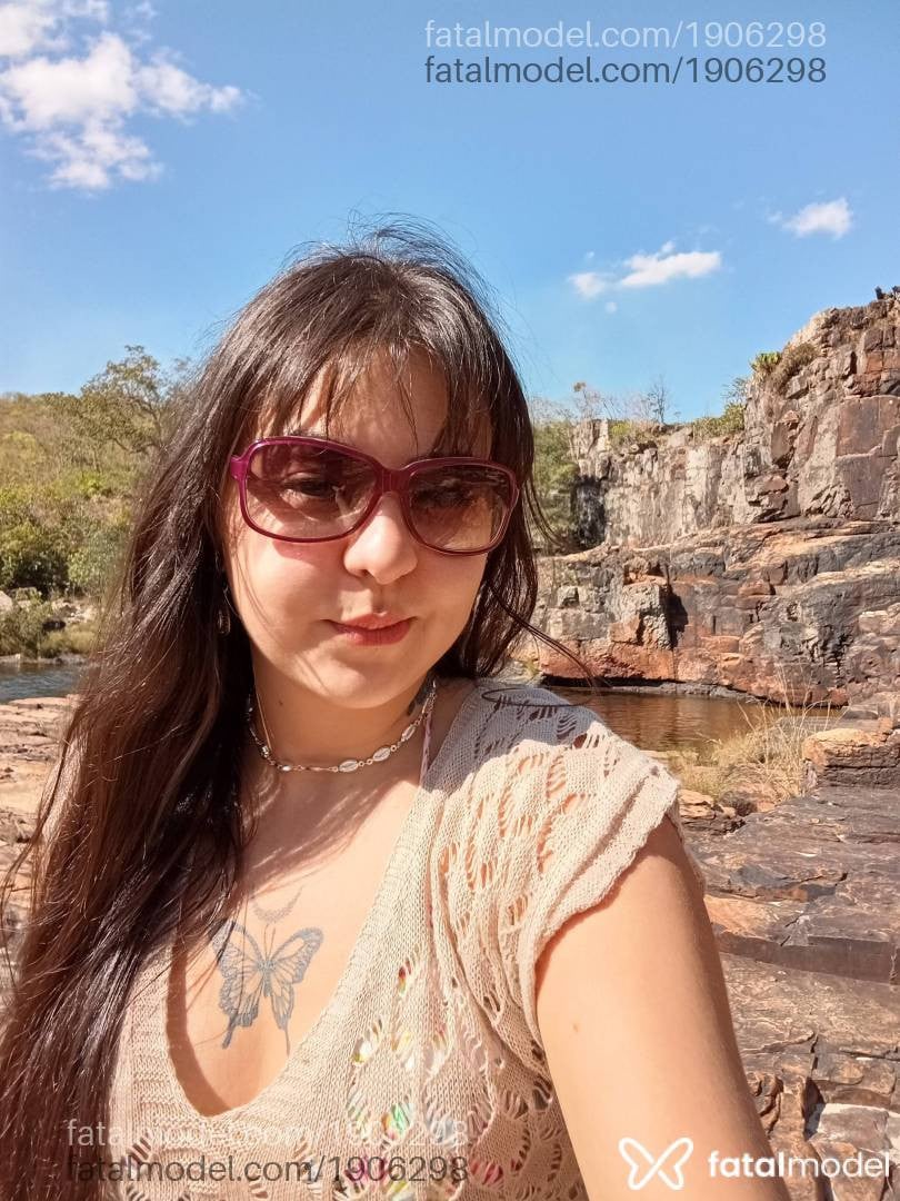 Acompanhante mulher com cabelo castanho de olhos castanhos - Surya