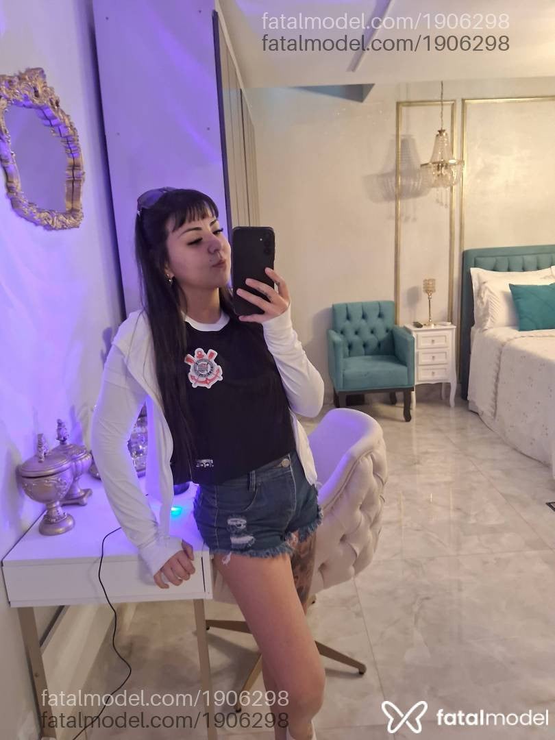 Acompanhante mulher com cabelo castanho de olhos castanhos - Surya