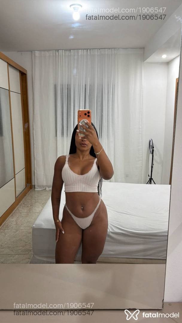 Acompanhante mulher morena (o) de olhos pretos - Lua