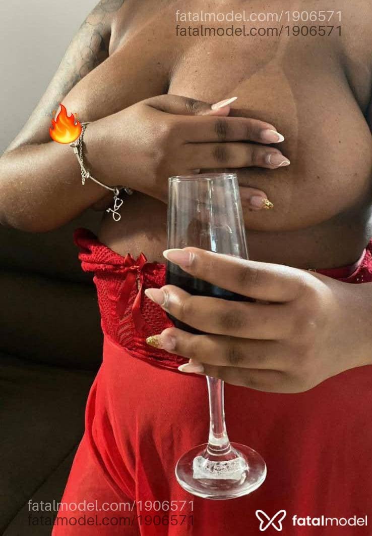 Acompanhante mulher morena (o) de olhos pretos - Luiza