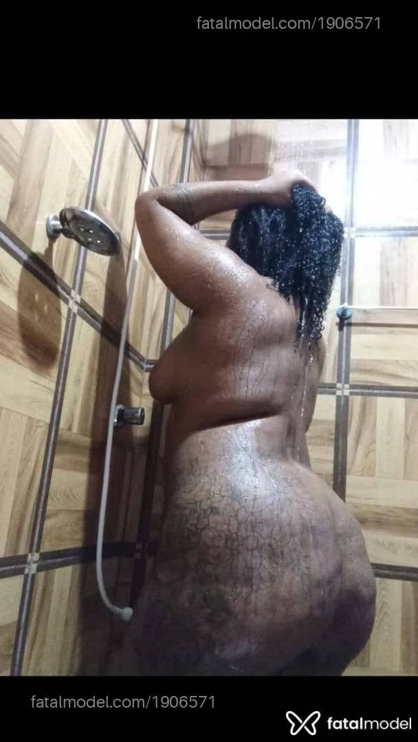 Acompanhante mulher morena (o) de olhos pretos - Luiza