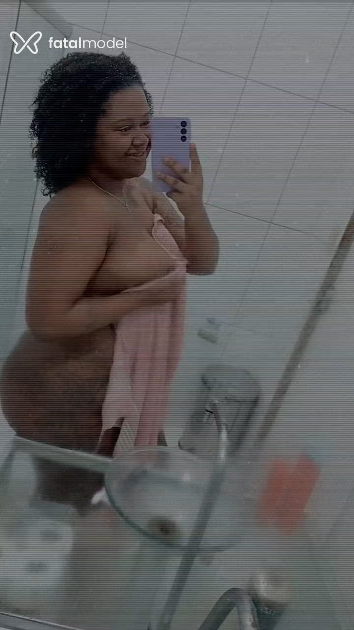 Acompanhante mulher morena (o) de olhos pretos - Luiza