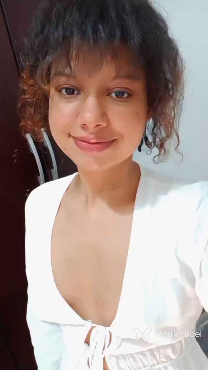 Acompanhante mulher com cabelo colorido de olhos castanhos - Sarah Miller