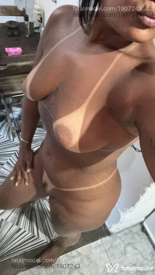 Acompanhante mulher morena (o) de olhos castanhos - Mônica