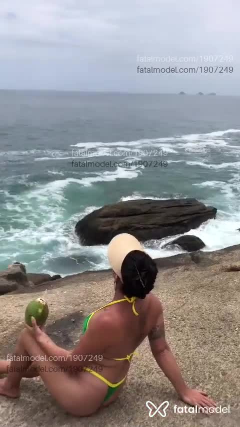 Acompanhante mulher trans com cabelo castanho de olhos castanhos - Lorena Acompanhante mulher trans com cabelo castanho de olhos castanhos - Lorena