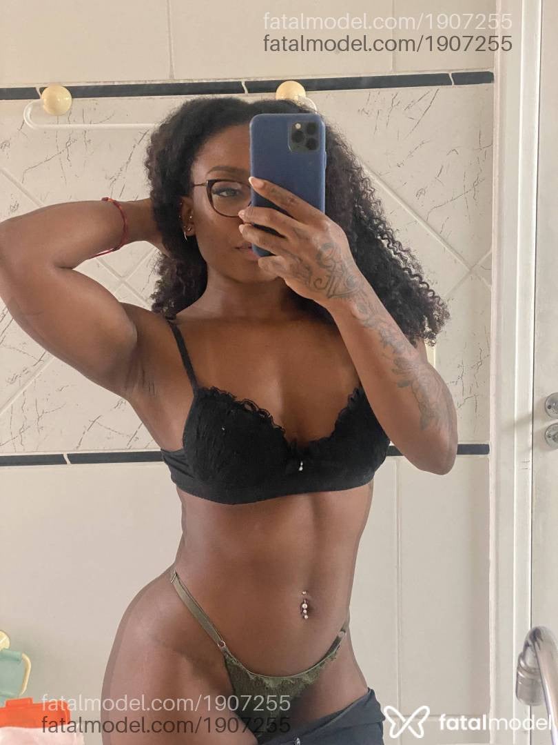 Acompanhante mulher com cabelo castanho de olhos castanhos - Cacau Mendes