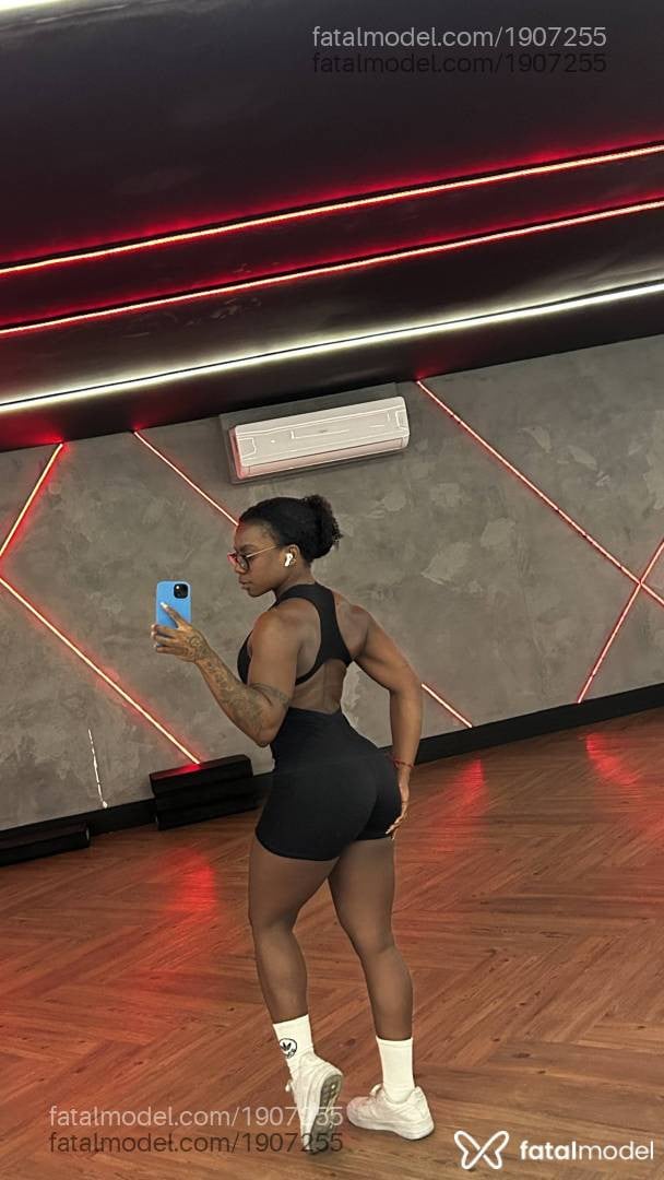 Acompanhante mulher com cabelo castanho de olhos castanhos - Cacau Mendes