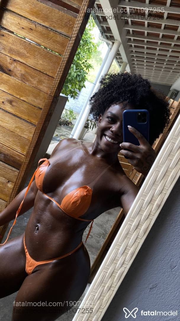Acompanhante mulher com cabelo castanho de olhos castanhos - Cacau Mendes