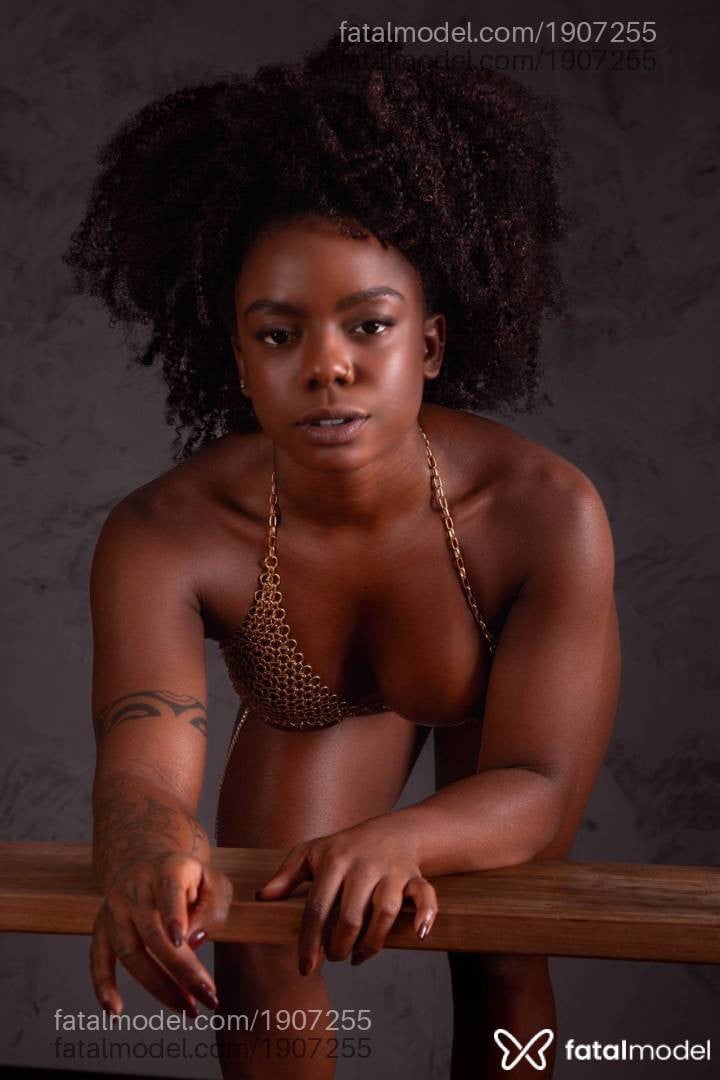 Acompanhante mulher com cabelo castanho de olhos castanhos - Cacau Mendes