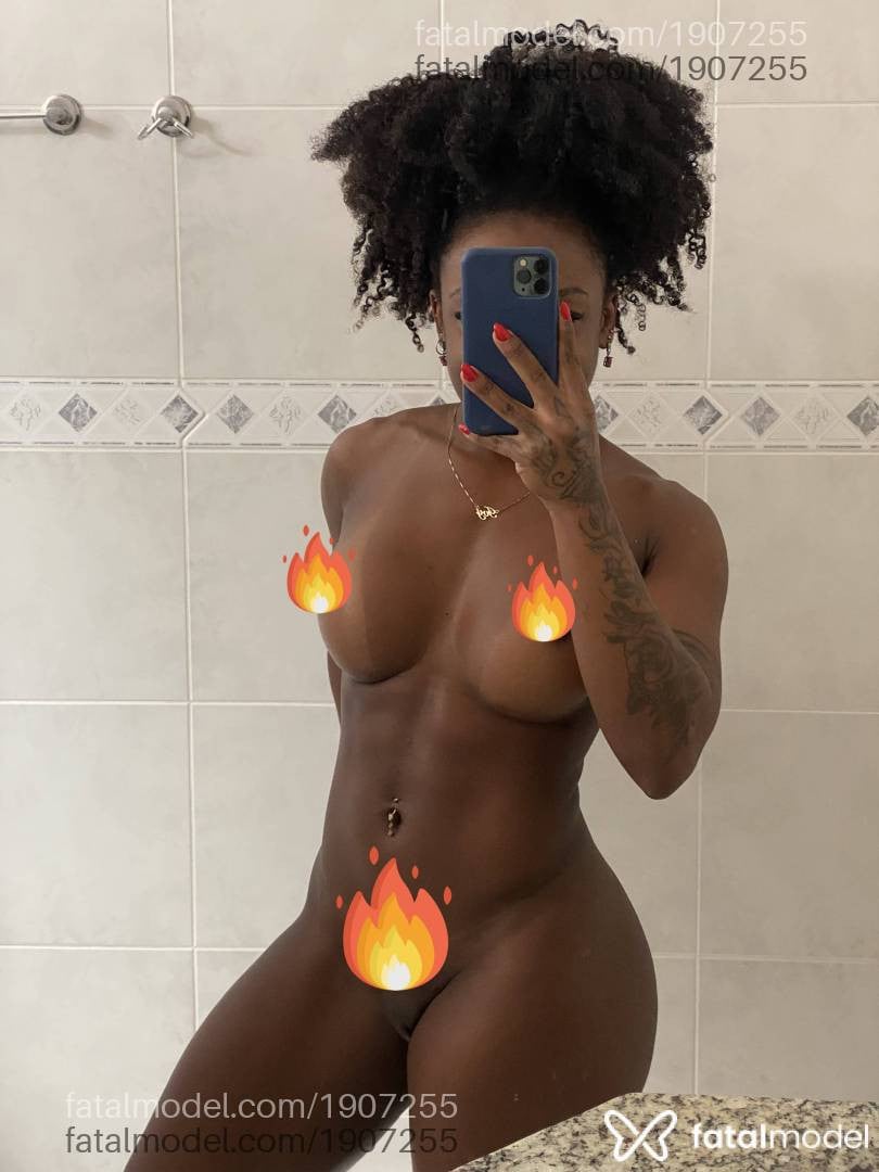 Acompanhante mulher com cabelo castanho de olhos castanhos - Cacau Mendes