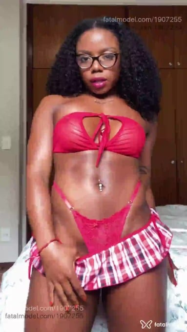 Acompanhante mulher com cabelo castanho de olhos castanhos - Cacau Mendes Acompanhante mulher com cabelo castanho de olhos castanhos - Cacau Mendes