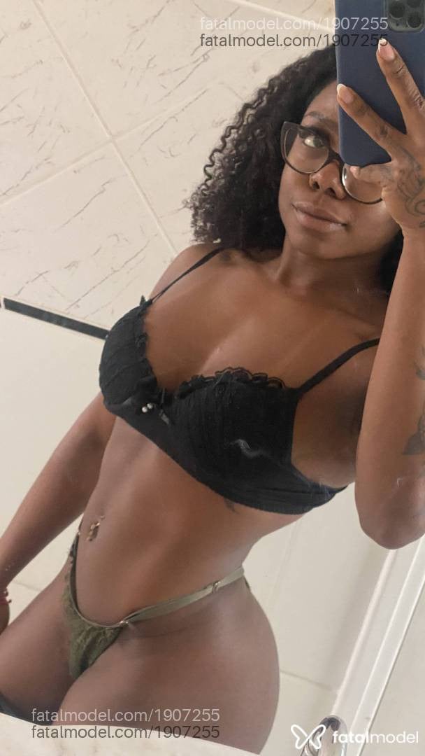 Acompanhante mulher com cabelo castanho de olhos castanhos - Cacau Mendes