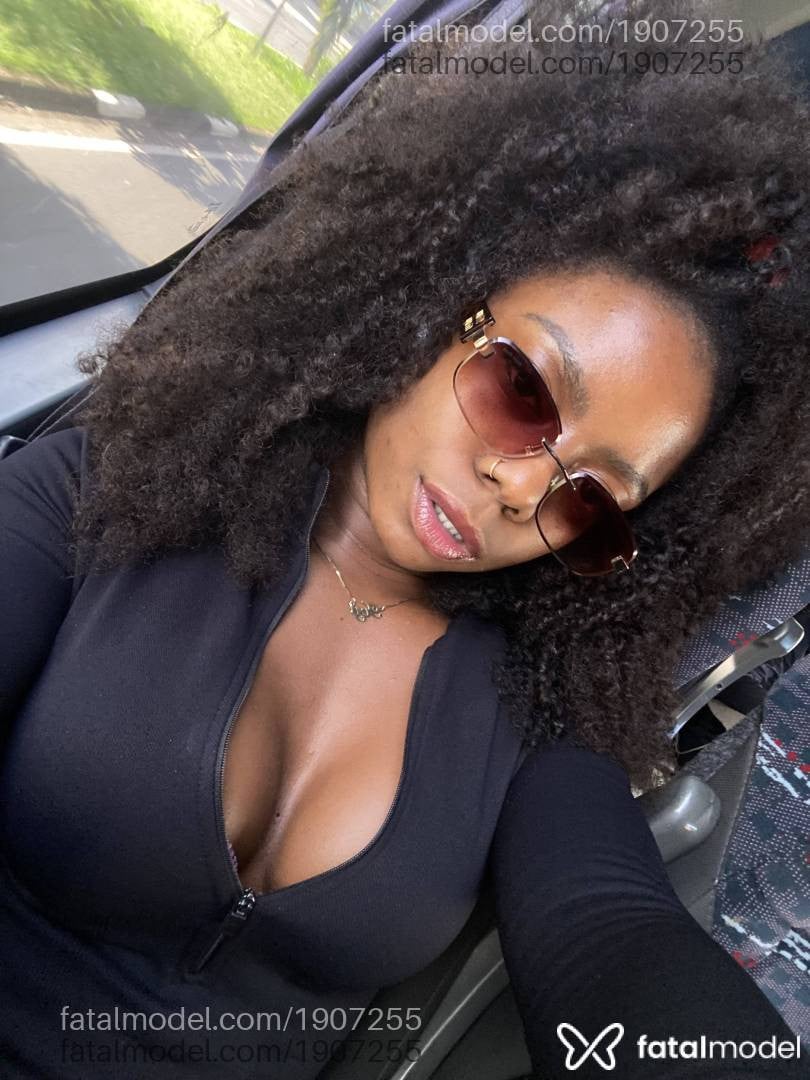 Acompanhante mulher com cabelo castanho de olhos castanhos - Cacau Mendes