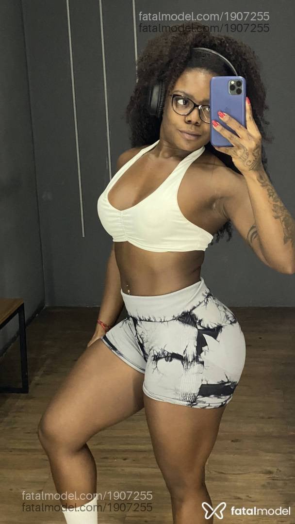Acompanhante mulher com cabelo castanho de olhos castanhos - Cacau Mendes