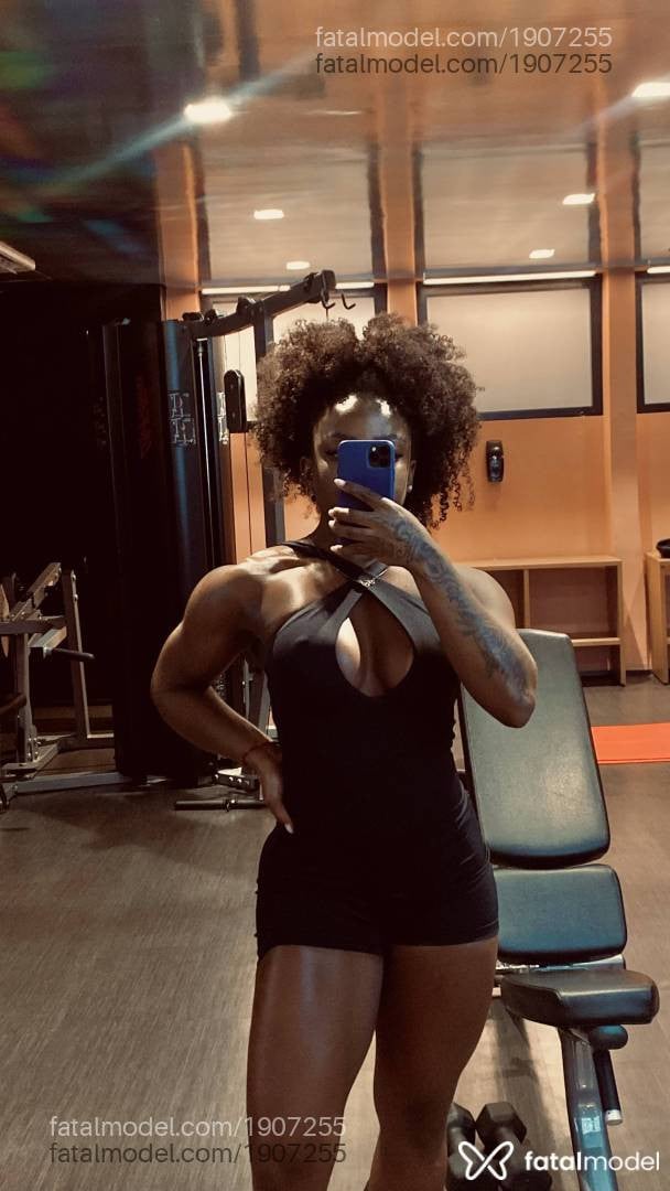 Acompanhante mulher com cabelo castanho de olhos castanhos - Cacau Mendes