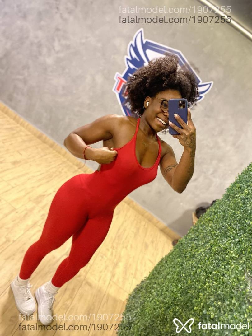 Acompanhante mulher com cabelo castanho de olhos castanhos - Cacau Mendes