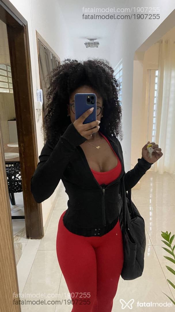 Acompanhante mulher com cabelo castanho de olhos castanhos - Cacau Mendes