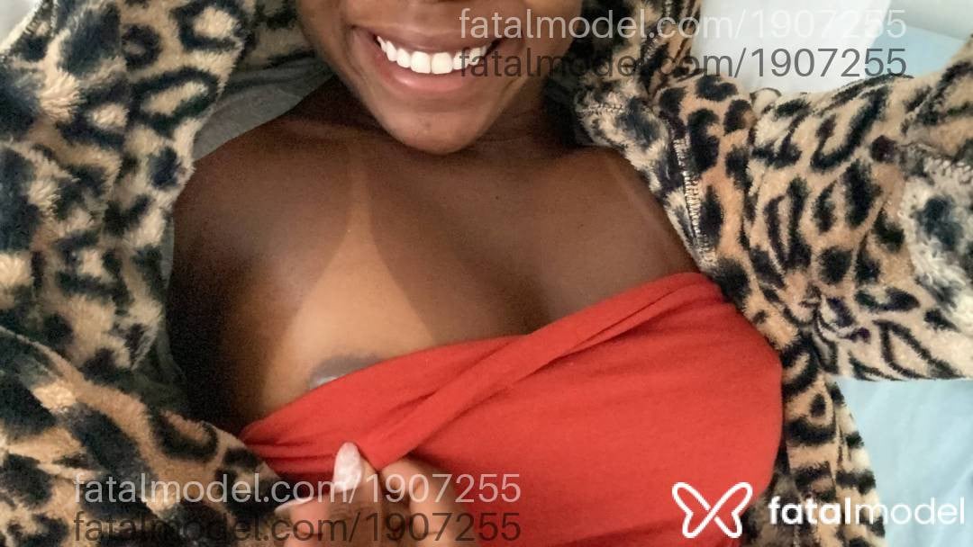 Acompanhante mulher com cabelo castanho de olhos castanhos - Cacau Mendes