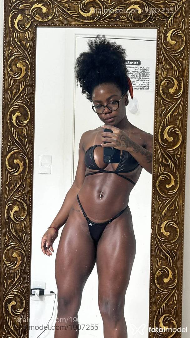 Acompanhante mulher com cabelo castanho de olhos castanhos - Cacau Mendes