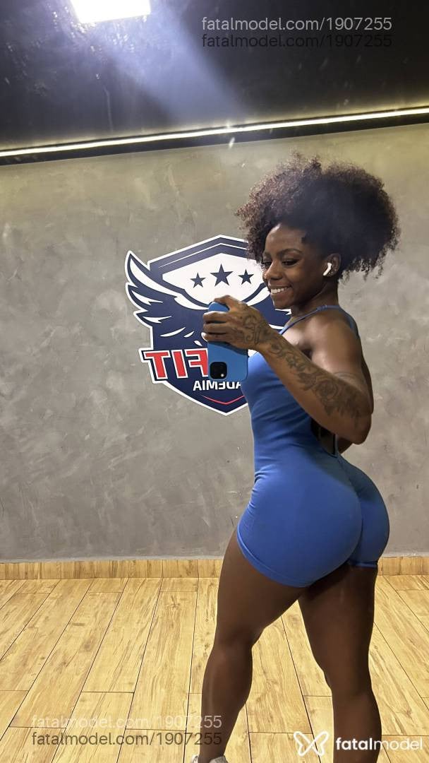 Acompanhante mulher com cabelo castanho de olhos castanhos - Cacau Mendes
