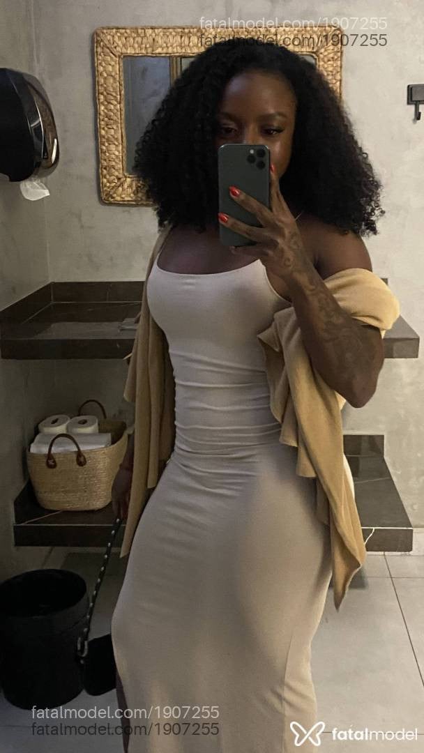 Acompanhante mulher com cabelo castanho de olhos castanhos - Cacau Mendes