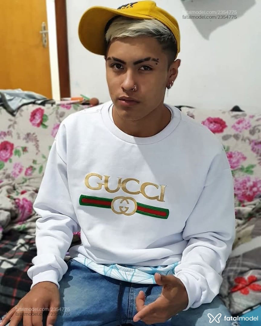 Acompanhante homem com cabelo colorido de olhos castanhos - Maykon Santos
