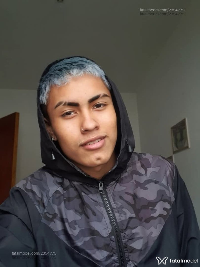 Acompanhante homem com cabelo colorido de olhos castanhos - Maykon Santos