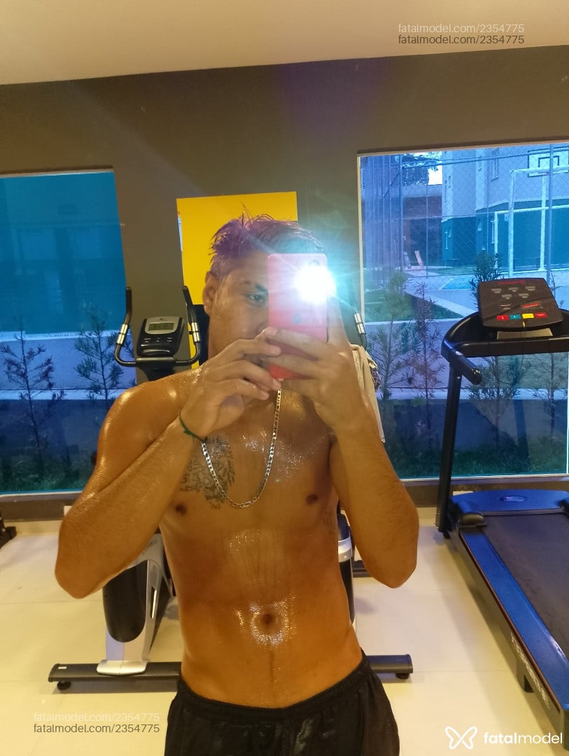 Acompanhante homem com cabelo colorido de olhos castanhos - Maykon Santos