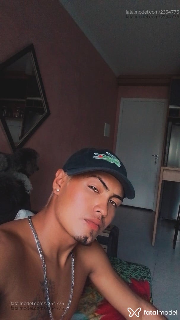 Acompanhante homem com cabelo colorido de olhos castanhos - Maykon Santos