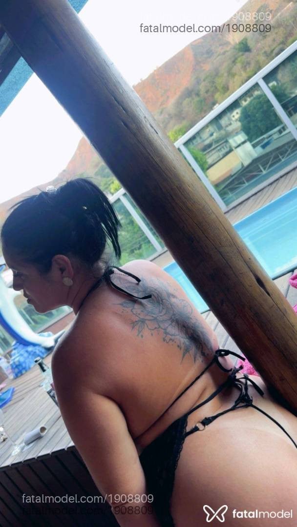 Acompanhante mulher morena (o) de olhos pretos - Suzi