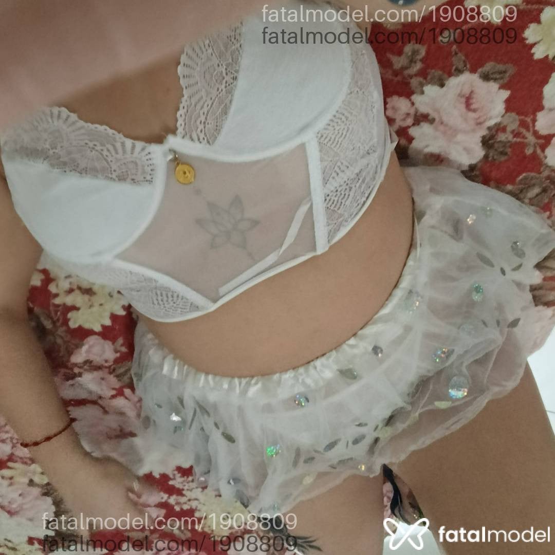 Acompanhante mulher morena (o) de olhos pretos - Suzi
