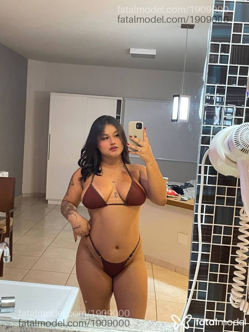 Acompanhante mulher com cabelo castanho de olhos castanhos - Clara Lovatelli