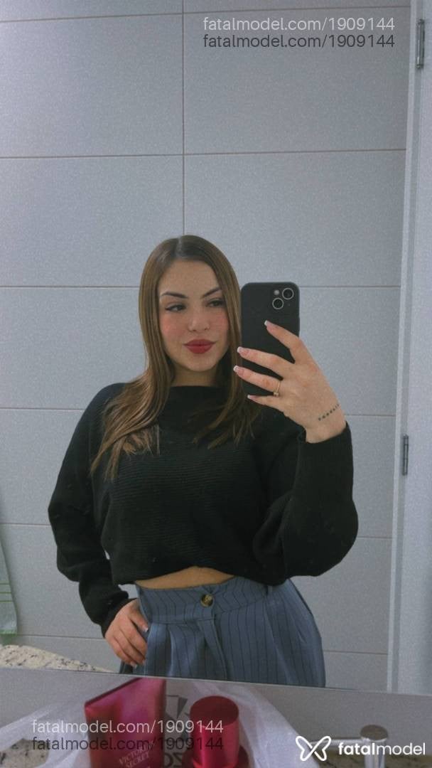 Acompanhante mulher com cabelo castanho de olhos castanhos - Larih Silva
