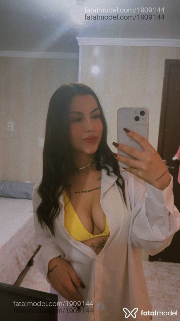 Acompanhante mulher com cabelo castanho de olhos castanhos - Larih Silva