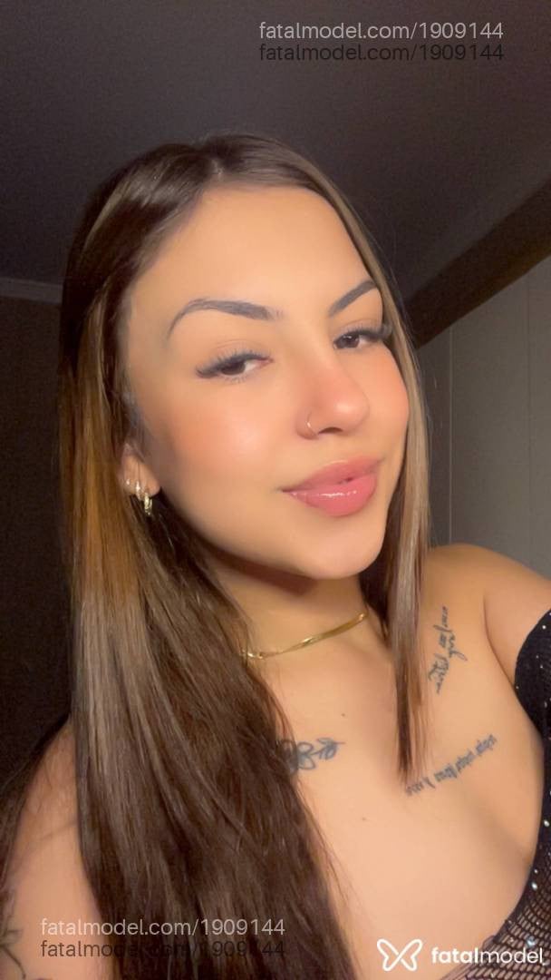 Acompanhante mulher com cabelo castanho de olhos castanhos - Larih Silva