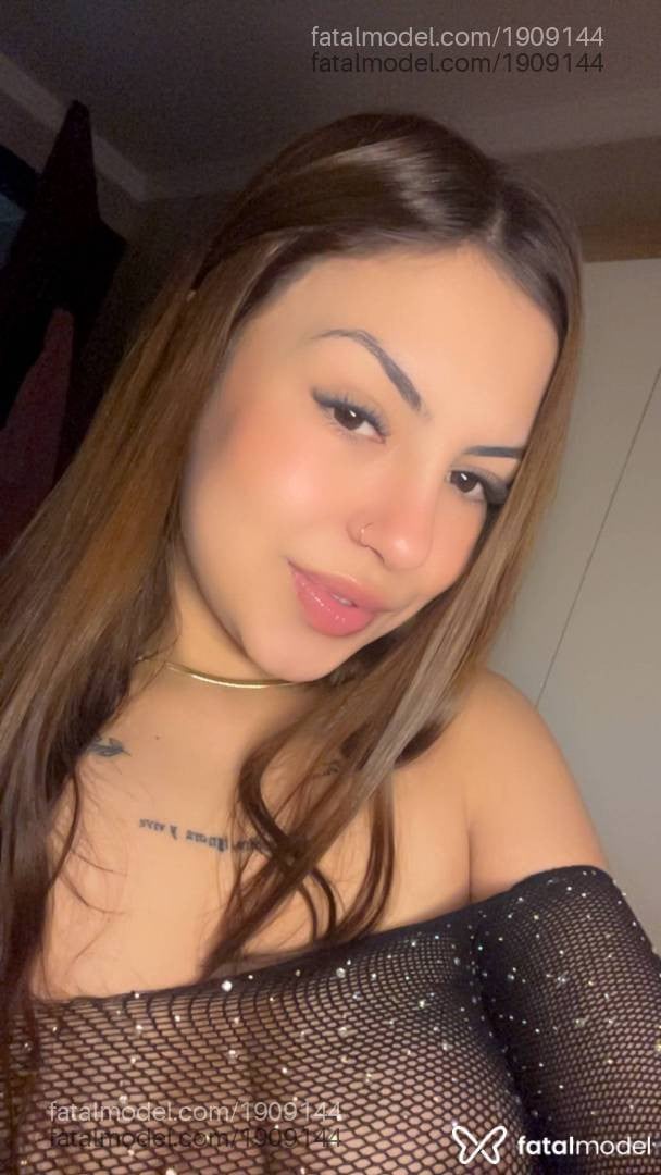 Acompanhante mulher com cabelo castanho de olhos castanhos - Larih Silva