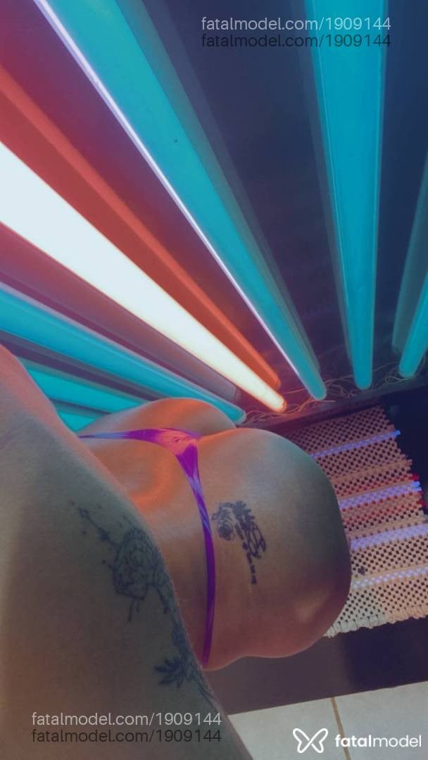 Acompanhante mulher com cabelo castanho de olhos castanhos - Larih Silva
