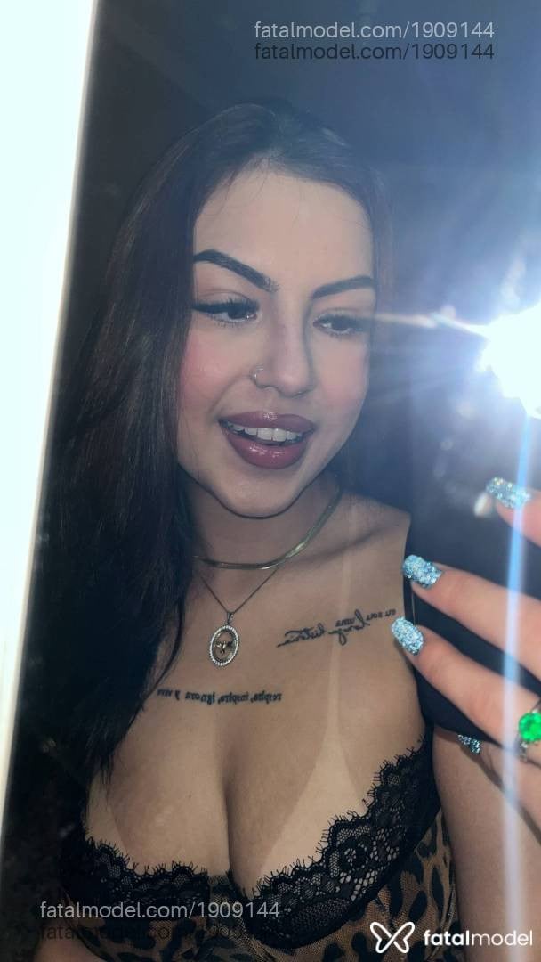 Acompanhante mulher com cabelo castanho de olhos castanhos - Larih Silva