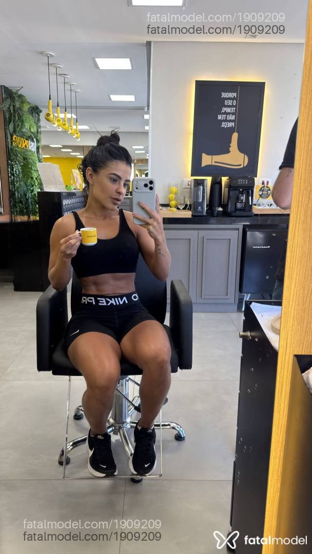 Acompanhante mulher com cabelo castanho de olhos castanhos - Anne