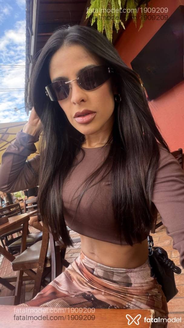Acompanhante mulher com cabelo castanho de olhos castanhos - Anne
