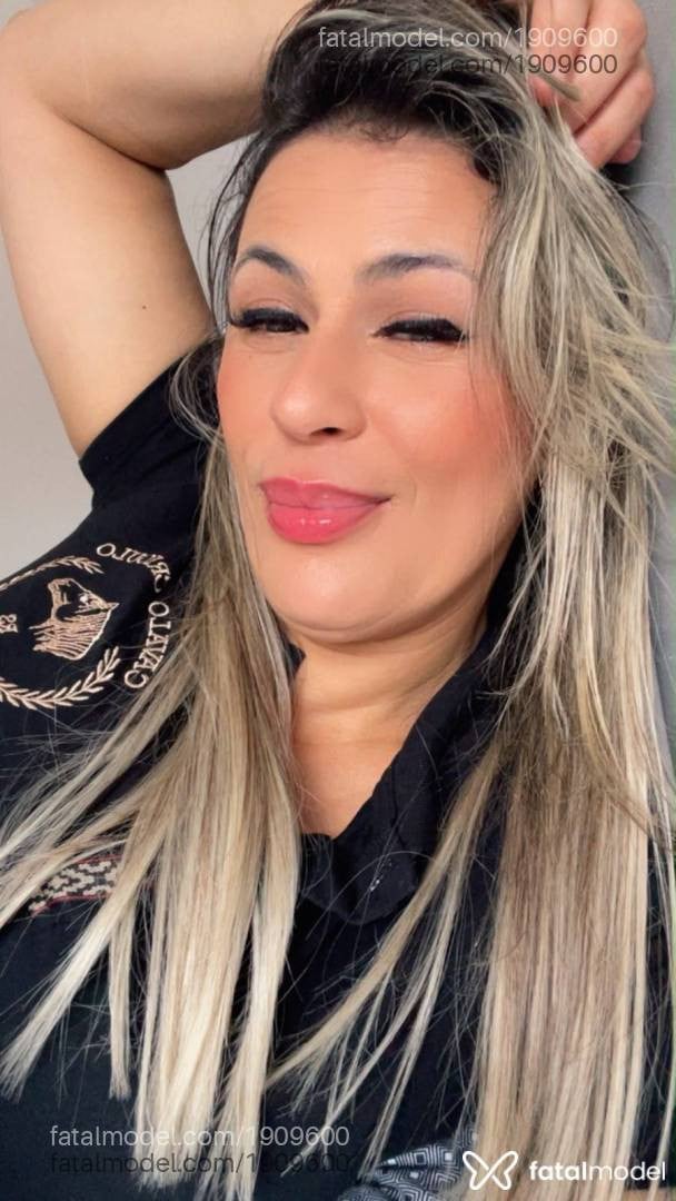 Acompanhante mulher loira (o) de olhos castanhos - Lia Lins