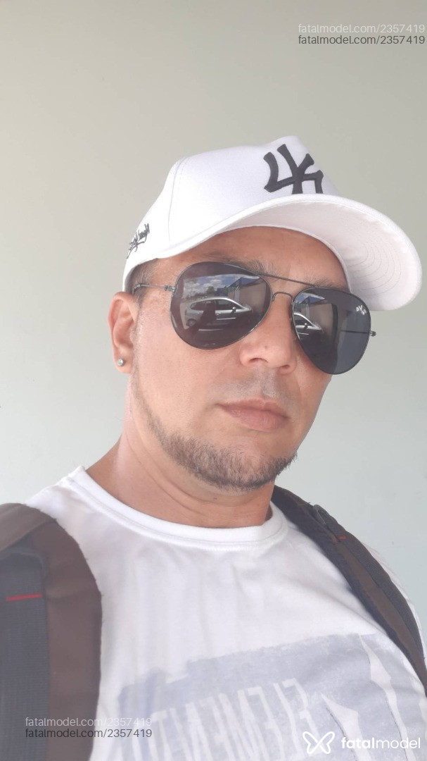Acompanhante homem com cabelo castanho de olhos castanhos - Theomarido Acompanhante homem com cabelo castanho de olhos castanhos - Theomarido