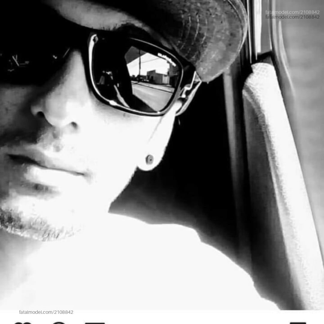 Acompanhante homem com cabelo castanho de olhos castanhos - Joseph chains Acompanhante homem com cabelo castanho de olhos castanhos - Joseph chains