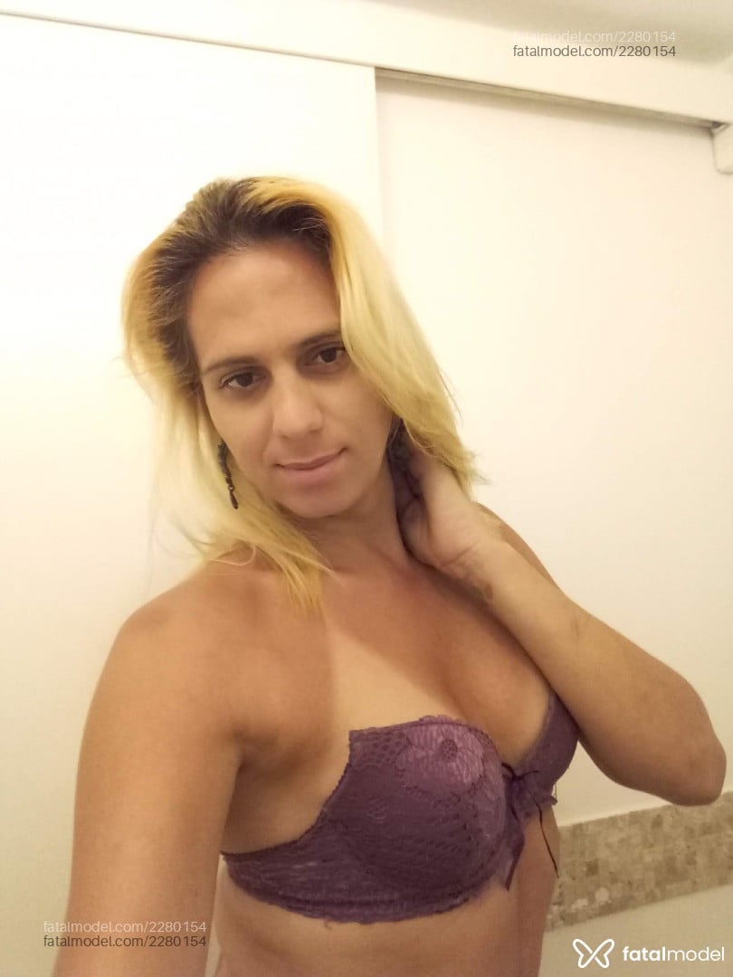 Acompanhante mulher trans loira (o) de olhos castanhos em Rio de Janeiro - Lívia Lopes