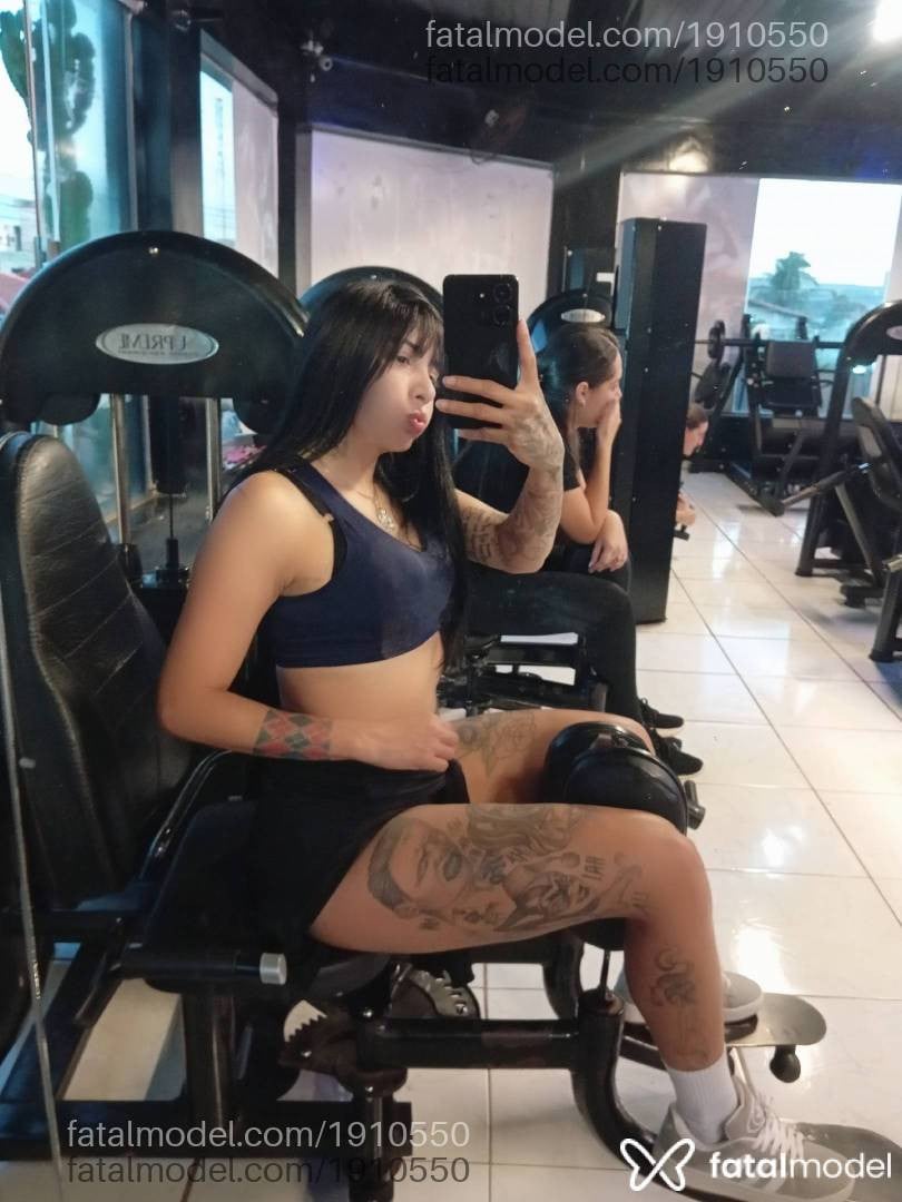 Acompanhante mulher loira (o) de olhos pretos - Ryttinha