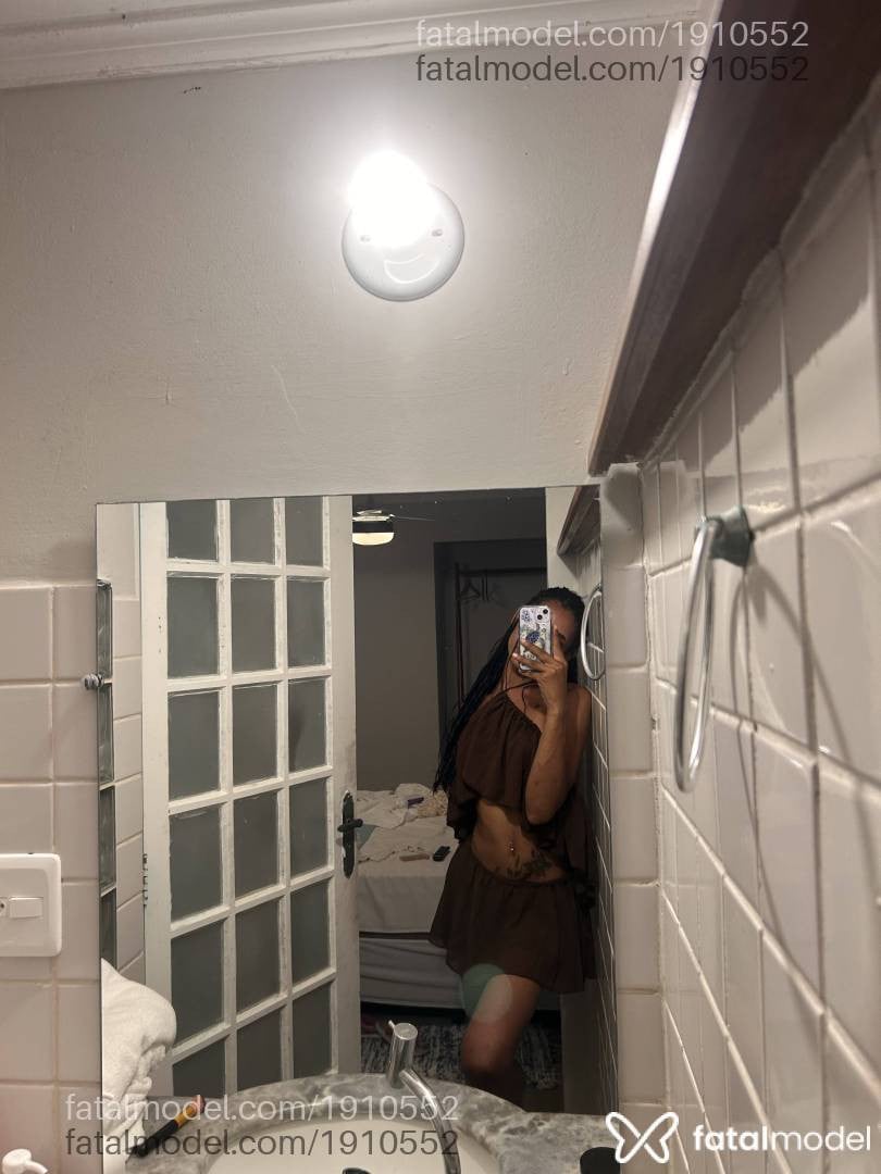Acompanhante mulher trans morena (o) de olhos castanhos - Linna