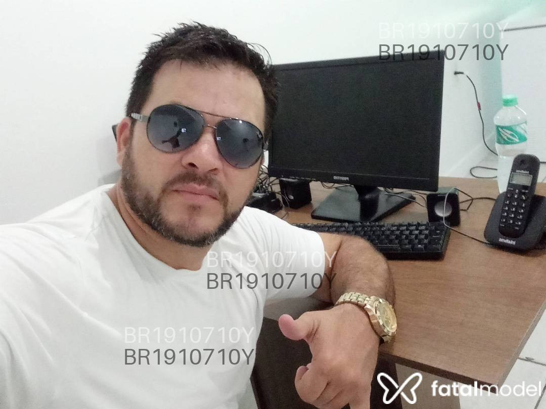 Acompanhante homem com cabelo castanho de olhos azuis em Itajaí Acompanhante homem com cabelo castanho de olhos azuis em Itajaí - Ricardo